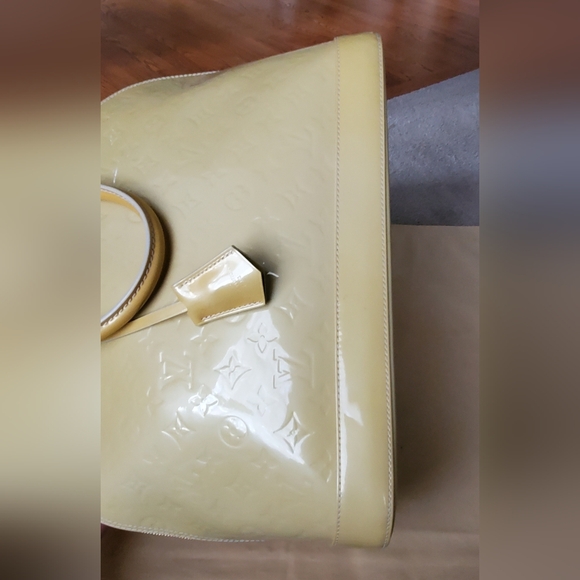 Louis Vuitton Alma GM Blanc Corail Vernis - Picture 7 of 16